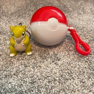 1999 Burger King Pokeball with Sandshrew Keychain